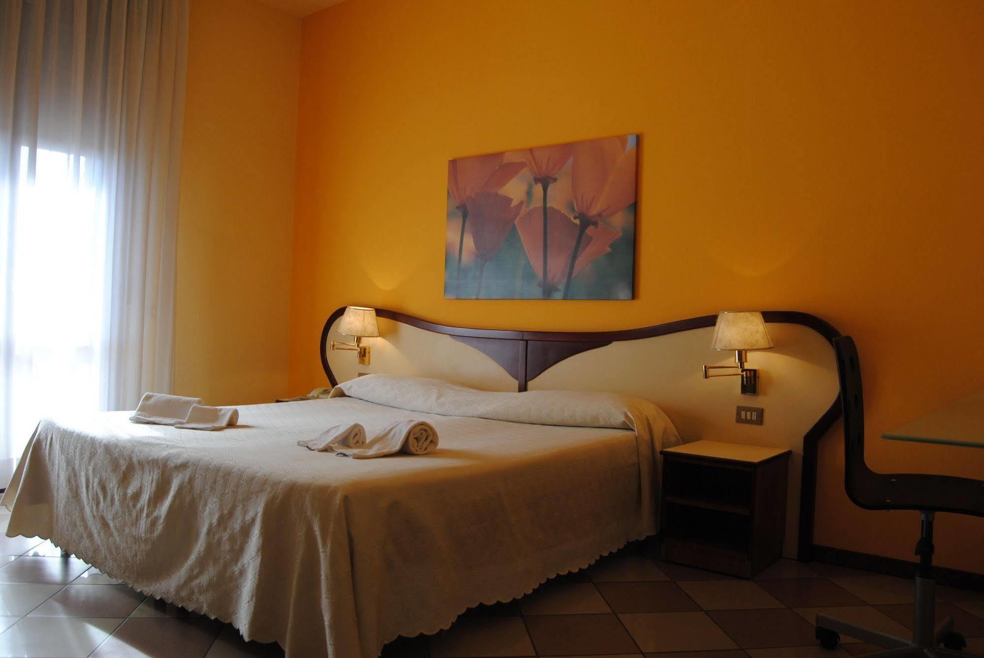 Hotel La Fenice ฟอร์มิจิเน ภายนอก รูปภาพ
