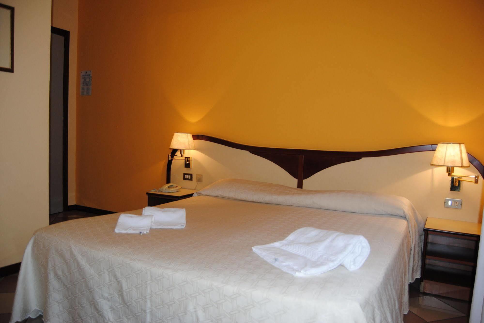 Hotel La Fenice ฟอร์มิจิเน ภายนอก รูปภาพ