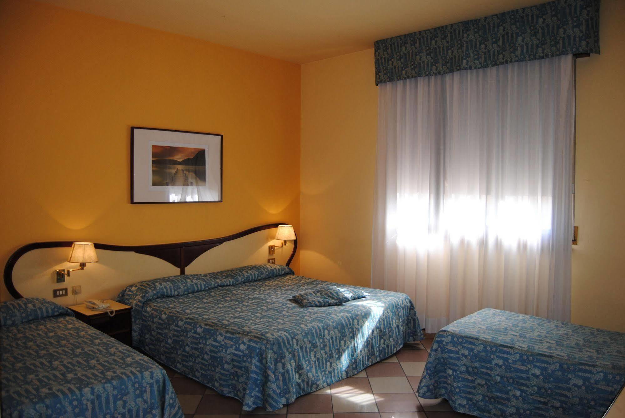 Hotel La Fenice ฟอร์มิจิเน ภายนอก รูปภาพ
