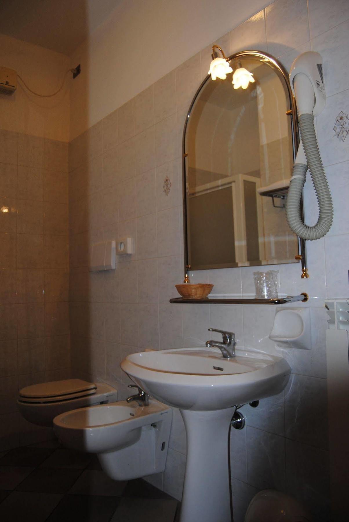 Hotel La Fenice ฟอร์มิจิเน ภายนอก รูปภาพ