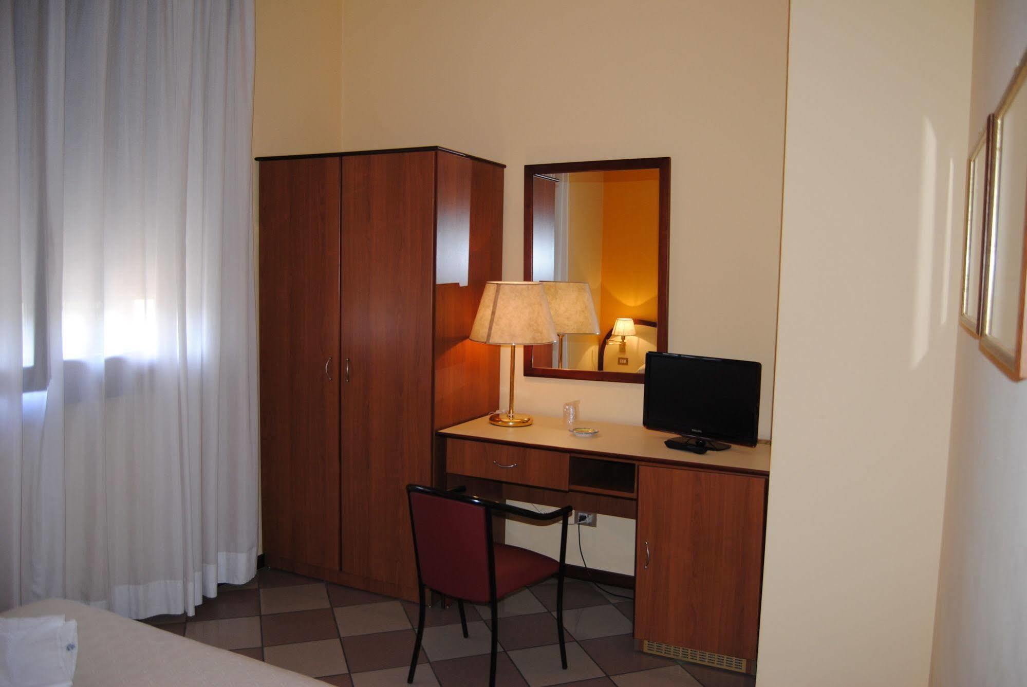 Hotel La Fenice ฟอร์มิจิเน ภายนอก รูปภาพ