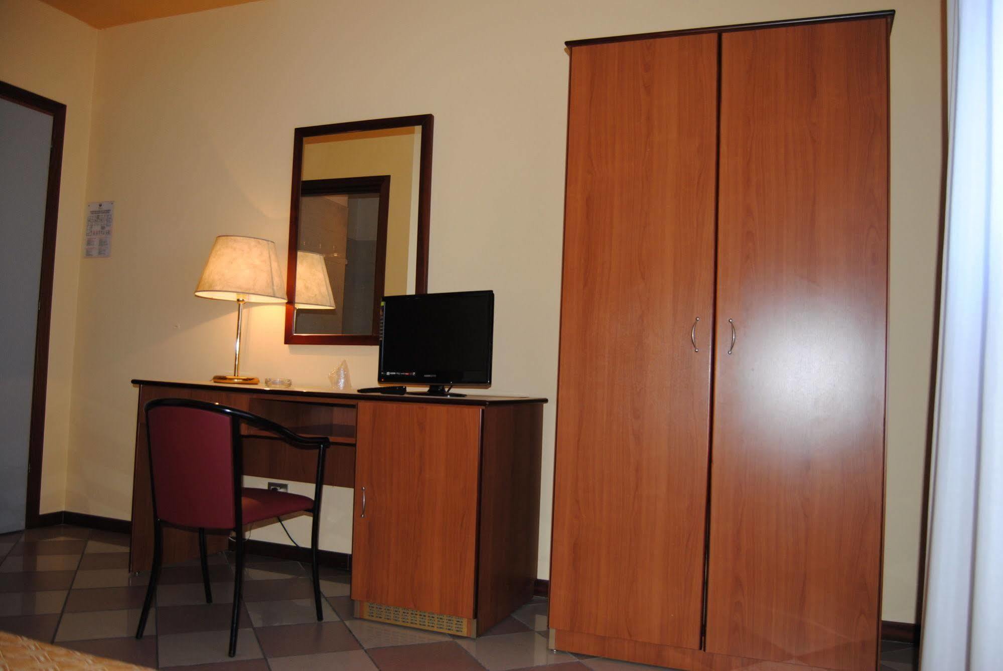 Hotel La Fenice ฟอร์มิจิเน ภายนอก รูปภาพ