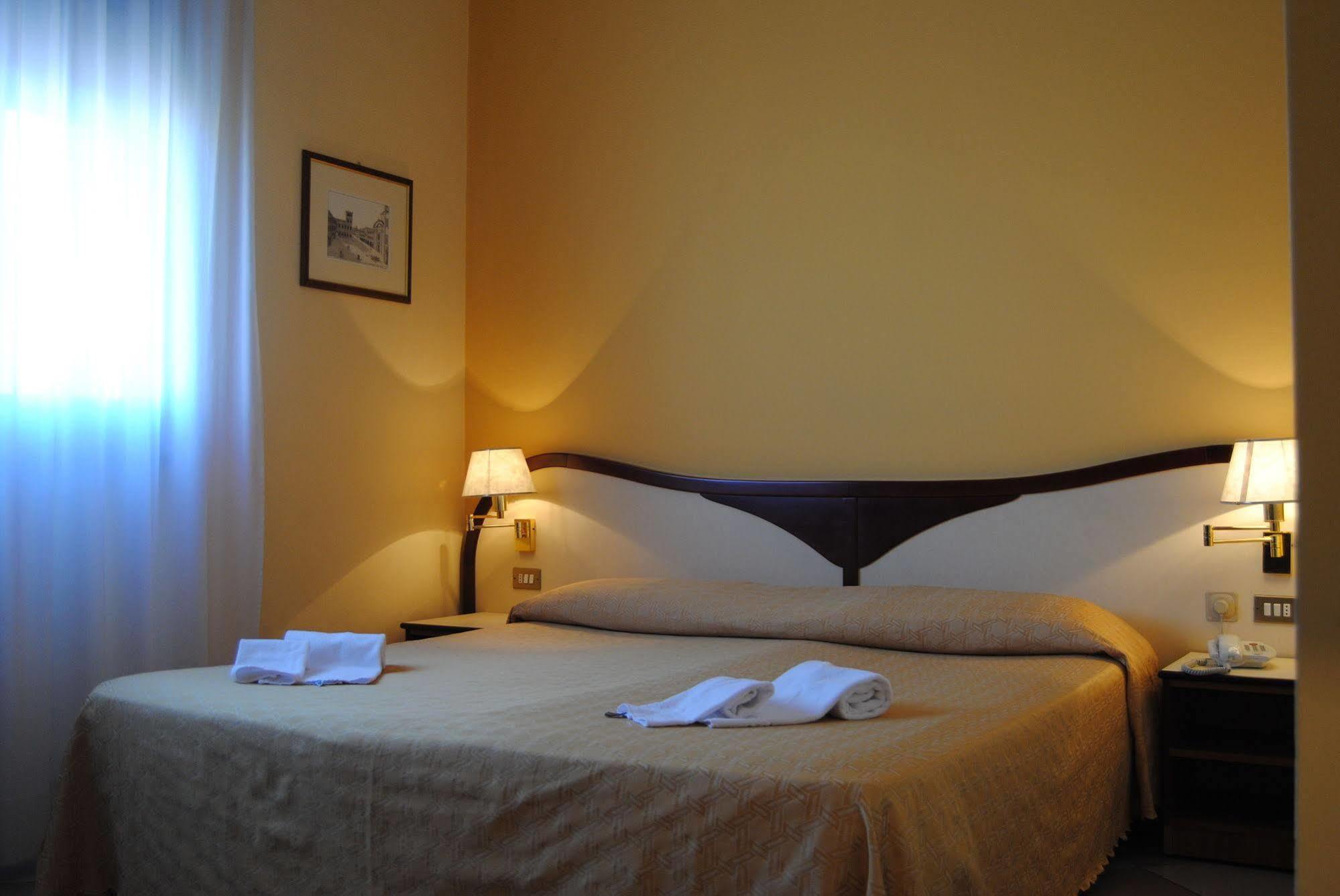 Hotel La Fenice ฟอร์มิจิเน ภายนอก รูปภาพ