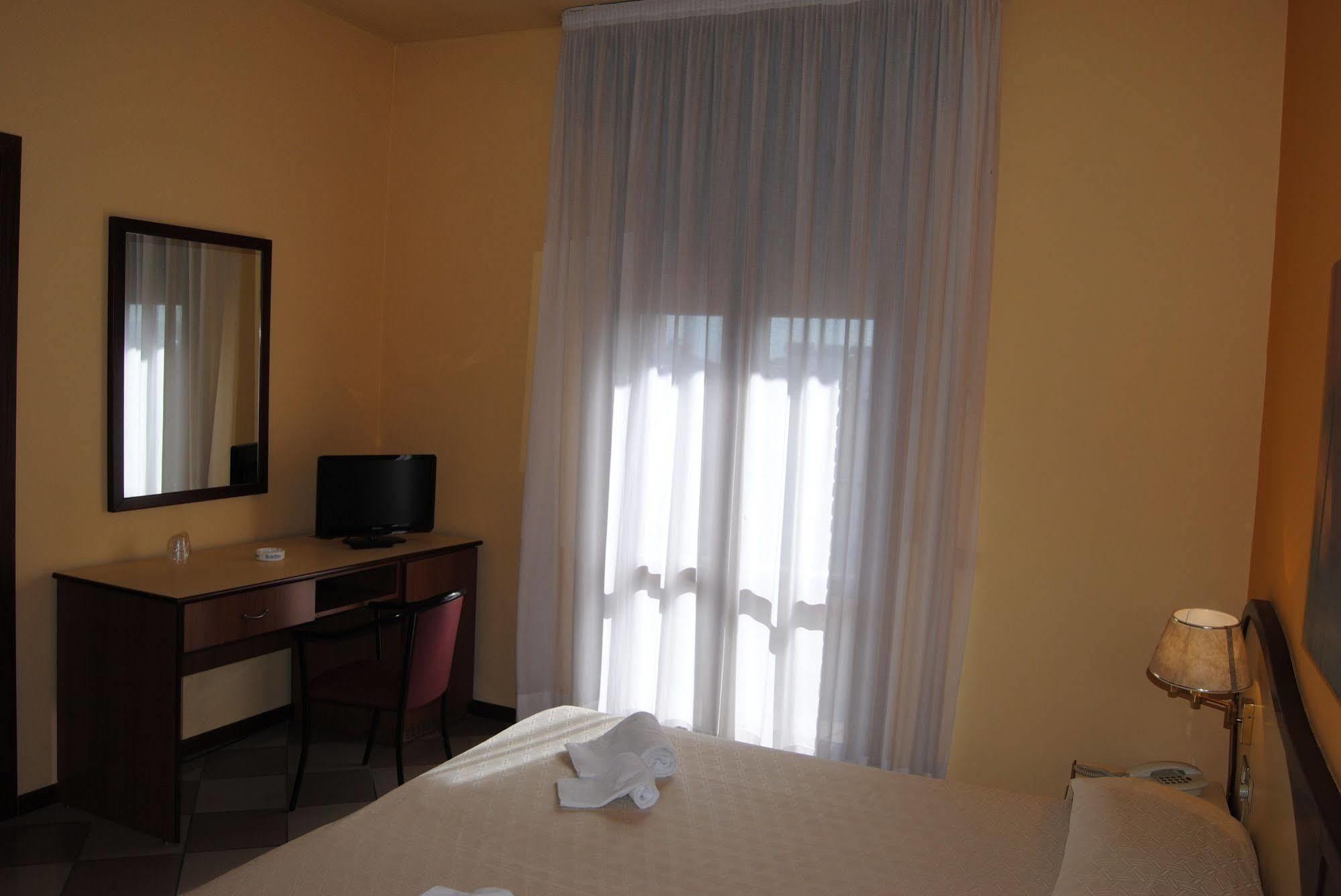 Hotel La Fenice ฟอร์มิจิเน ภายนอก รูปภาพ
