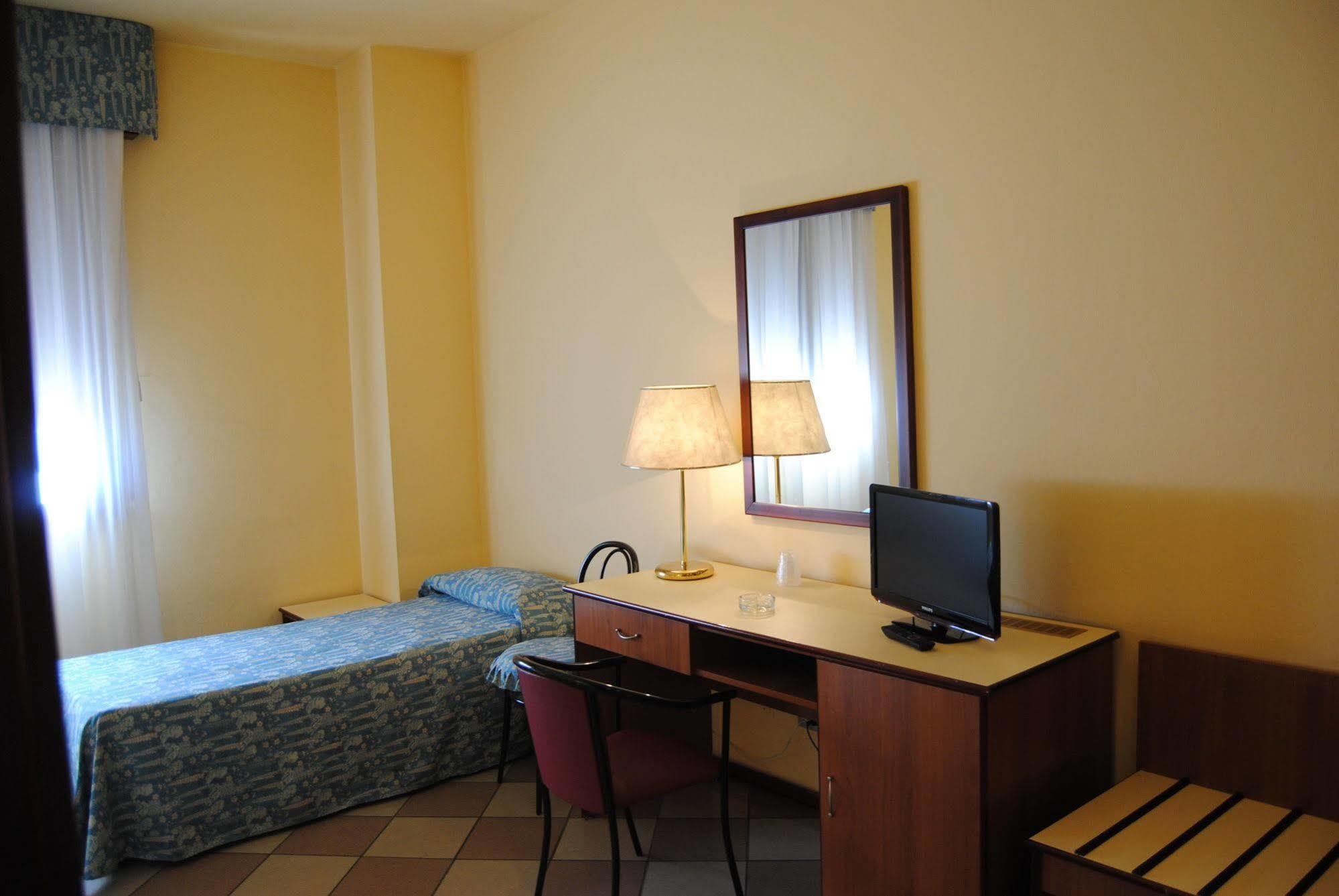 Hotel La Fenice ฟอร์มิจิเน ภายนอก รูปภาพ